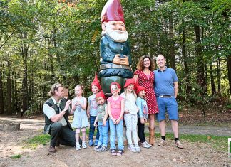 Onthulling kabouter Daan bij kabouterpad