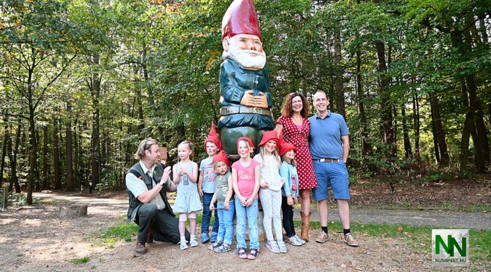 Onthulling kabouter Daan bij kabouterpad