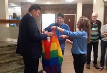 Aangeboden regenboogvlag retour gezonden