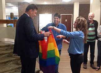 Burgemeester neemt regenboogvlag in ontvangst