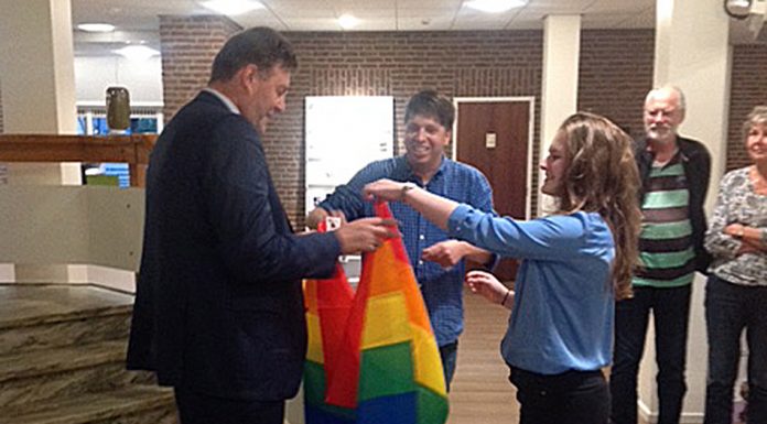 Aangeboden regenboogvlag retour gezonden