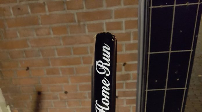 Jongen loopt met een honkbalknuppel rond