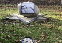 Herdenking bij monument aan de Waterweg