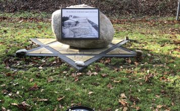 Herdenking bij monument aan de Waterweg