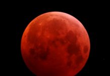 Bloedmaan goed te zien boven Nunspeet