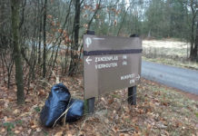 Tuintje gedaan . . dan flikkeren we de rotzooi gewoon in het bos