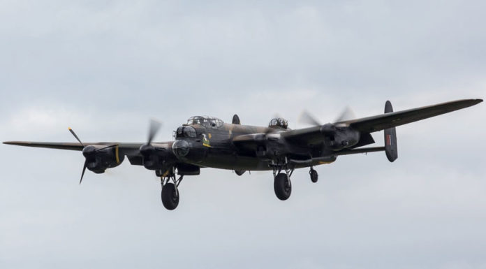 Lancaster bommenwerper vliegt als eerbetoon over crashlocatie Hulshorst