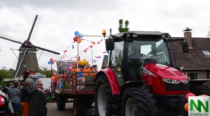 Optocht met versierde wagens door Hulshorst