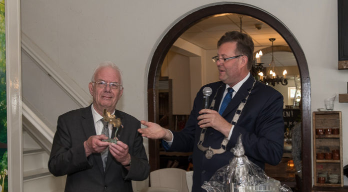 Gemeentelijk waarderingsteken voor voorzitter St. Het Verscholen Dorp