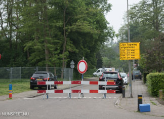 Bestuurder duwt verkeersregelaar tegen de grond