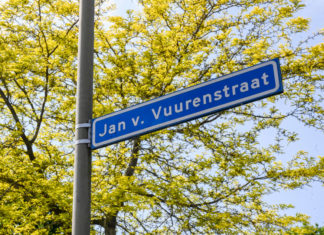 Geen onderbordjes bij de straatnaamborden Jan van Vuurenstraat Nunspeet