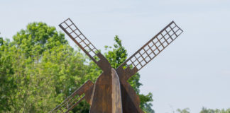 Molen geplaatst op rotonde