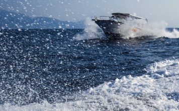 Speedboot slaat op hol na man overboord