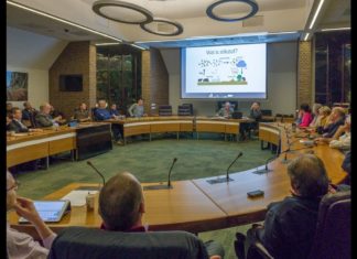 Boeren geven uitleg aan leden van de gemeenteraad over het stikstofbeleid