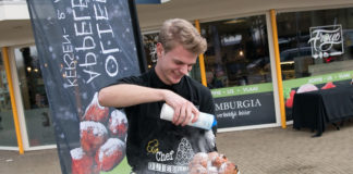 Smullen van heerlijke oliebollen op het Stationsplein