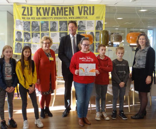 Schrijfactie Amnesty in het gemeentehuis