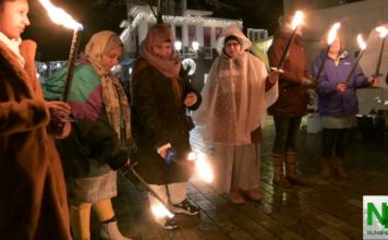Fakkelwake Amnestygroep Nunspeet op het Marktplein