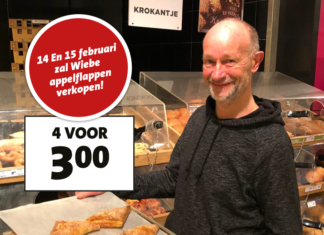 Wiebe Oosterhaven verkoopt appelflappen bij de Jumbo