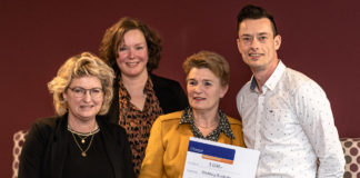 Uitreiking cheque aan Stichting Kontakt