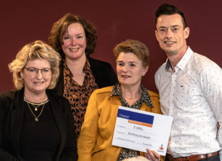 Uitreiking cheque aan Stichting Kontakt