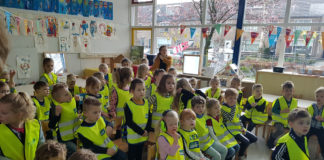 Kinderen maken de wijk rond hun school schoon