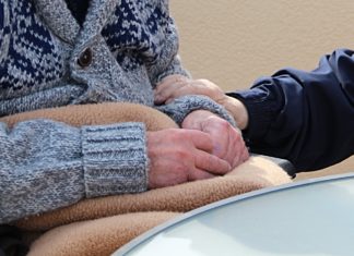 Bezoek aan verpleeghuizen niet langer mogelijk vanwege corona