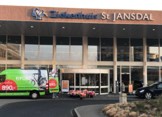 Forza Fietsen deelt bloemen uit