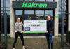 Hakron overhandigt cheque aan Actie Pepernoot