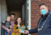 Burgemeester Van de Weerd feliciteert ouders 1e baby in 2021