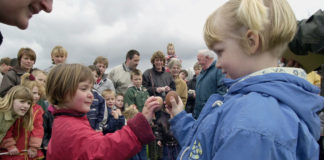 Het eierzoeken en eiertikken in ere hersteld
