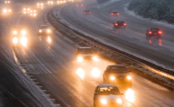 Bestuurder onder invloed spuugt agent in het gezicht