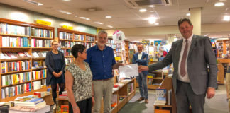 College van B&W bezoekt 100-jarige boekhandel Osinga