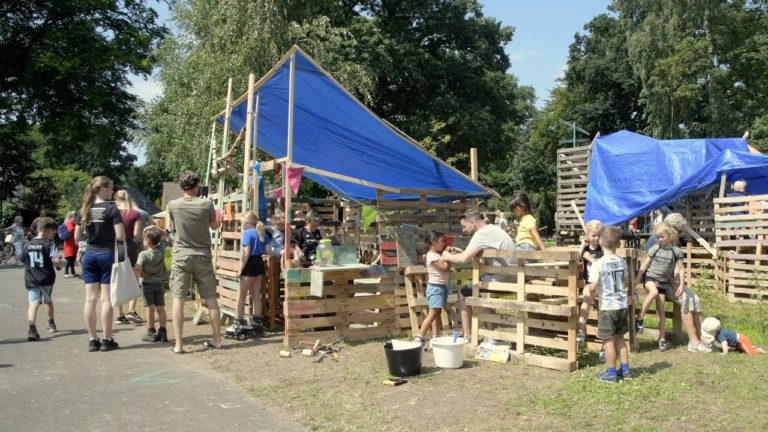 Kinderen timmeren een Houtdorp bij Veluvine
