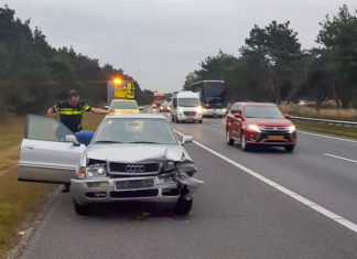 Auto tegen de vangrail