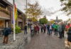De regenboogvlag wappert voor het gemeentehuis