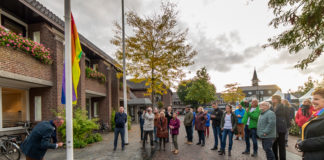 De regenboogvlag wappert voor het gemeentehuis