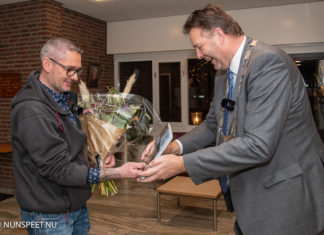 Burgemeester bedankt A28-held voor heldhaftig optreden