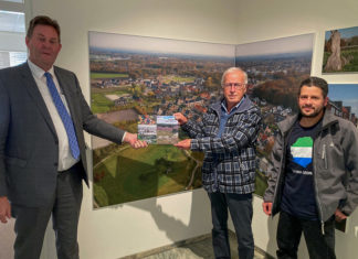 Gemeente Nunspeet vanuit de lucht overhandigd aan burgemeester