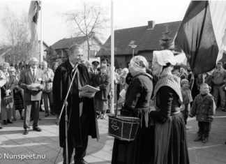 Jan Terlouw opent de bibliotheek in Elspeet