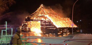 Schuur in Elspeet door brand verwoest