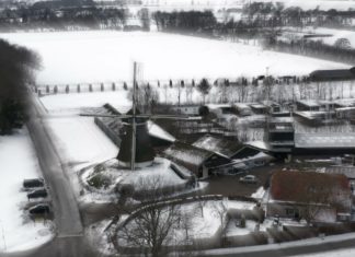 Vrienden van molen De Duif bakken ze voor de laatste keer bruin dit jaar