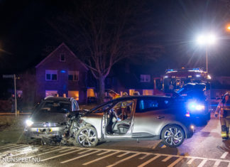 Frontale botsing op de Nijverheidsweg