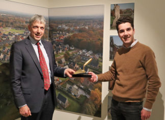 Wethouder Groothuis krijgt De Gouden Troffel