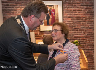 Koninklijke Onderscheiding én waarderingsteken gemeente Nunspeet voor Cokky de Visser