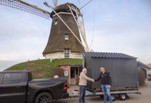 Van der Horst sponsort aanhangwagen aan Vrienden van Molen de Duif