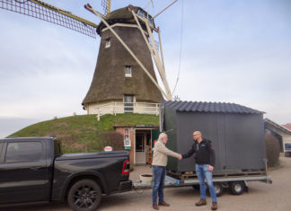 Van der Horst sponsort aanhangwagen aan Vrienden van Molen de Duif