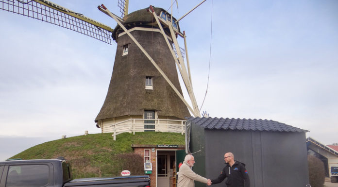 Van der Horst sponsort aanhangwagen aan Vrienden van Molen de Duif
