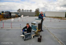 Hennie en Jurian verhuizen met hun jukeboxen naar de Marconiweg