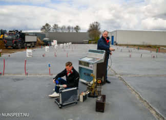 Hennie en Jurian verhuizen met hun jukeboxen naar de Marconiweg