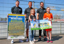 PEC Zwolle verrast jeugdspelers vv Nunspeet op ruilmiddag voetbalplaatjes